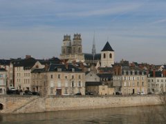 Blick über die Loire auf die Kathedrale